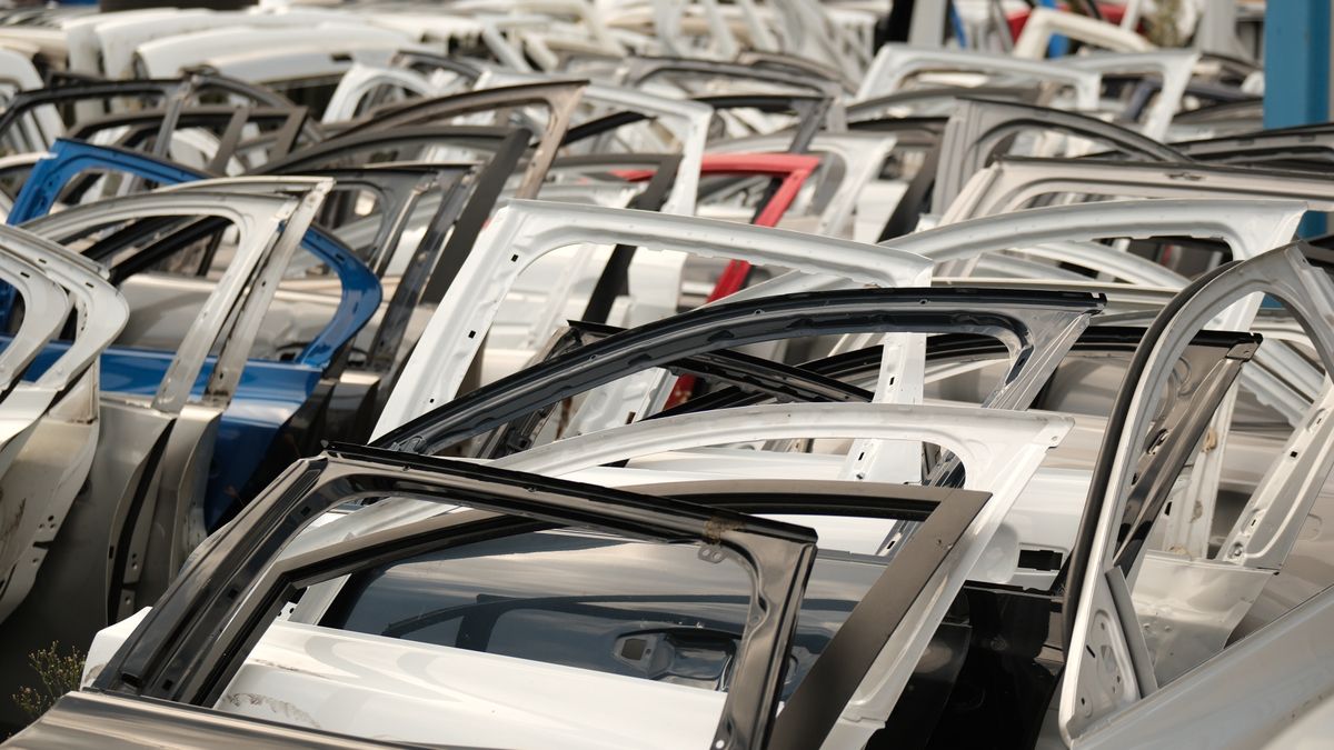 Vehicules hors d’usage empilés dans un centre de recyclage
