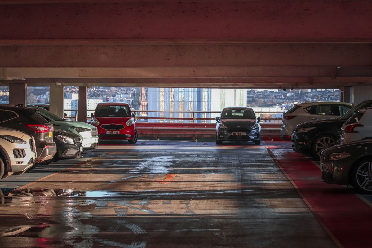 Parking couvert en sous-sol avec véhicules stationnés